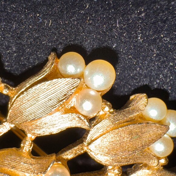 Vintage Crown Trifari Brushed Gold Tone Floral Brooch & Earrings Faux  Pearls - Picture 3 of 14